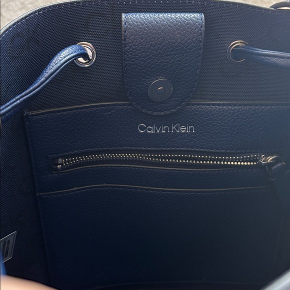 Calvin Klein Women's Gabrianna Novelty Bucket Shoulder Bag - Picture 4 of 4